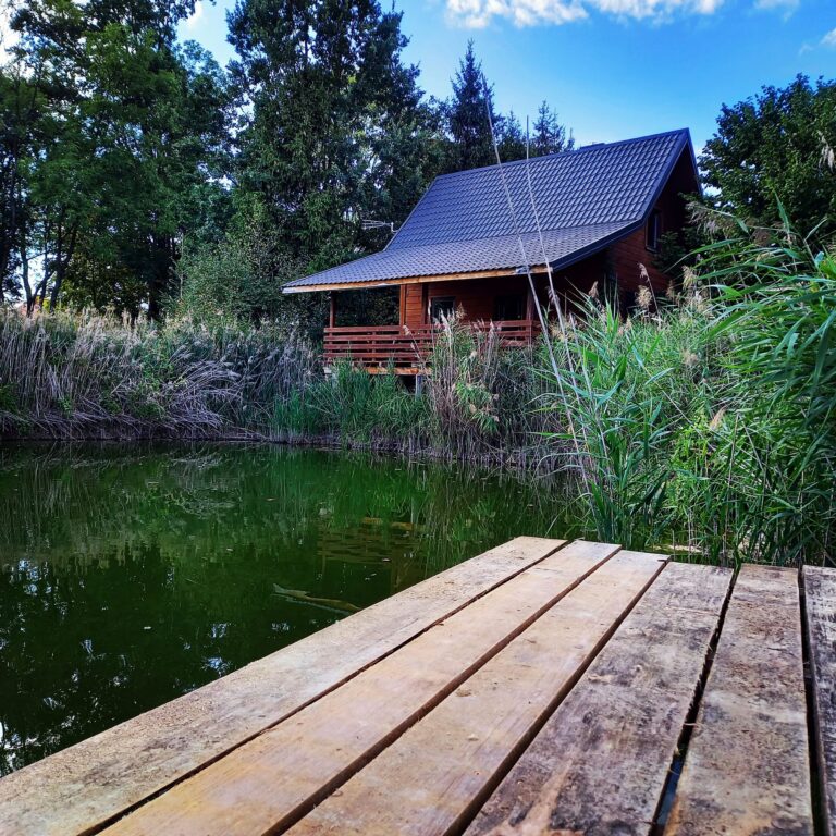 Domek letniskowy nad stawem z pomostem